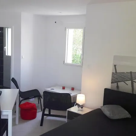 Belle Maisonnette Avec Jardin 2 Pas Du Vieux Port * La Rochelle (Charente-Maritime)